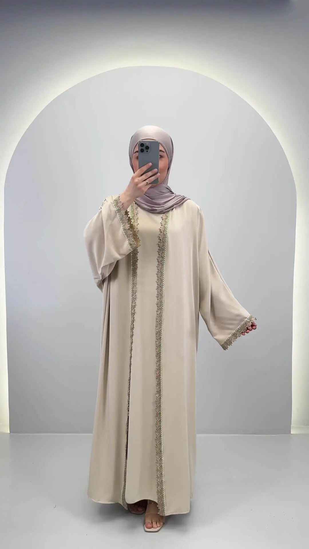<tc>L</tc>io<tc>m</tc>un Abaya <tc>S</tc>e beige